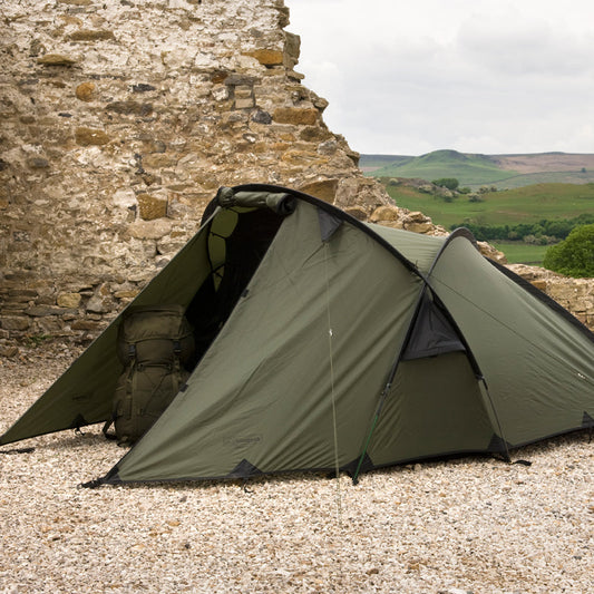 Comment choisir la tente de survie idéale : guide complet 2025
