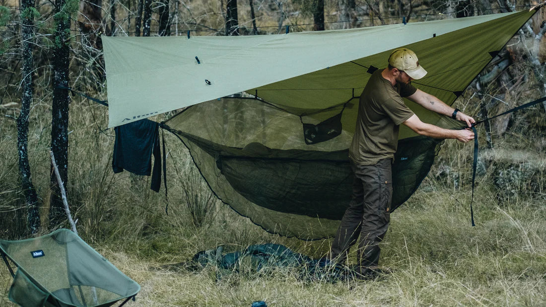 Le tarp en bushcraft : votre abri polyvalent pour toutes les aventures