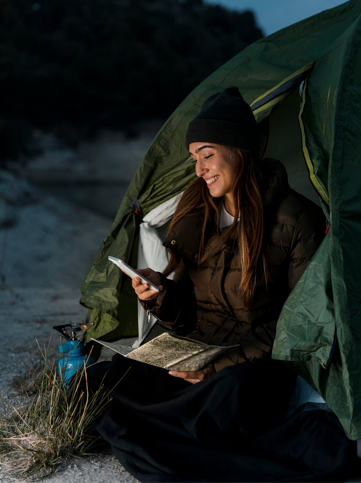Femme souriante en camping en train de commander