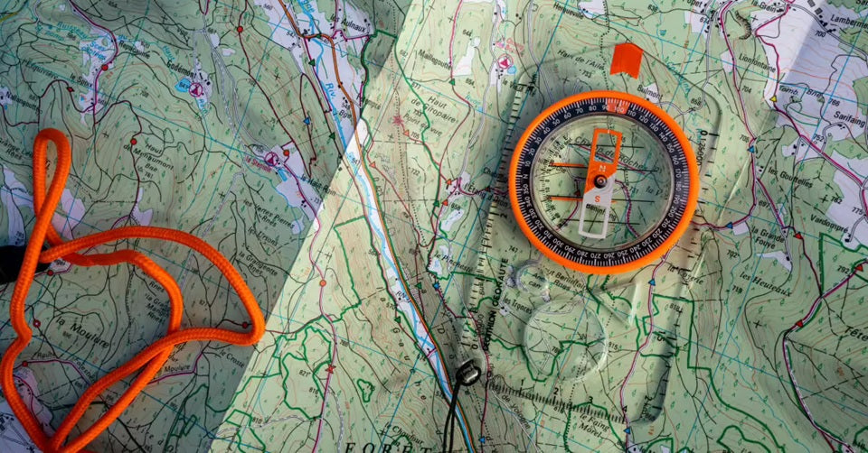 Maîtriser la boussole : comment s’orienter sans technologie
