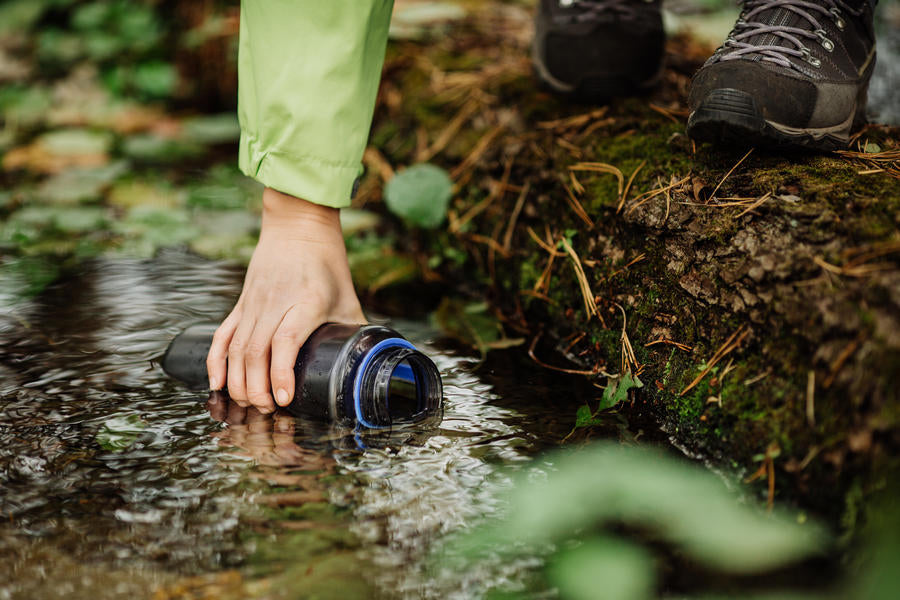 Eau et survie : méthodes fiables pour rester hydraté sur le terrain