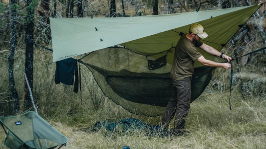 Le tarp en bushcraft : votre abri polyvalent pour toutes les aventures