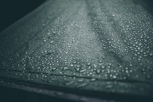 Condensation sous un tarp : 7 réflexes pour rester au sec