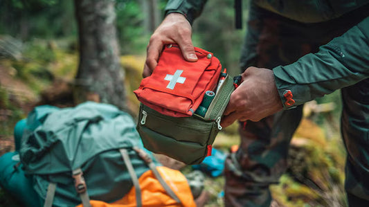 Premiers secours en nature : trousse et techniques essentielles