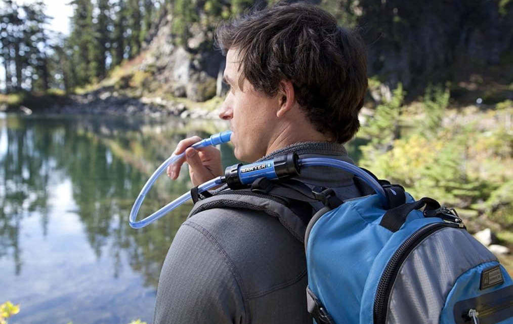 Comment utiliser une paille filtrante Sawyer en bivouac
