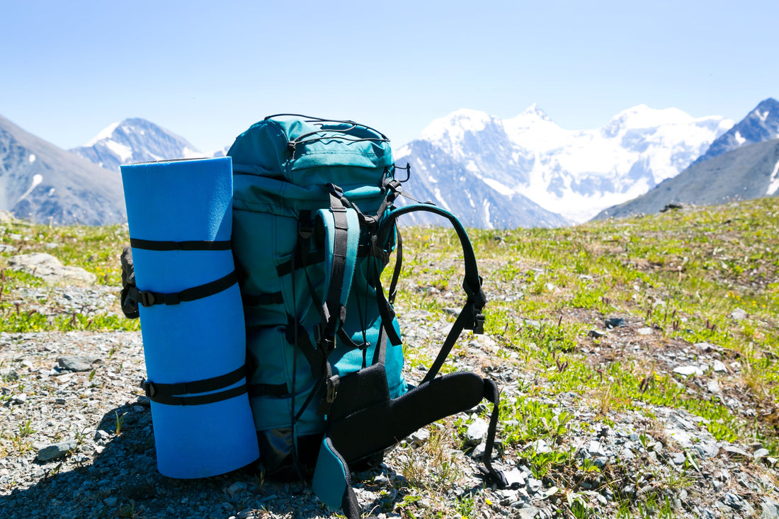 Monter un sac de bivouac léger sans oublier l’essentiel